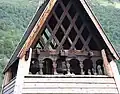 Le clocher-tour médiéval au sud de l'église