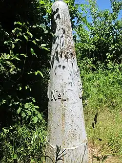 Borne frontière estampillée 1843 au tripoint.