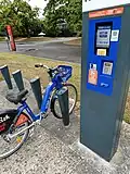 Détail de la borne nouveau modèle, avec le lecteur de carte bancaire