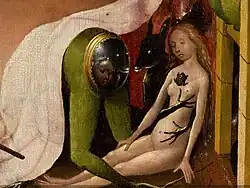 Une femme assise peut apercevoir son visage dans un miroir accroché aux fesses d'un autre personnage.