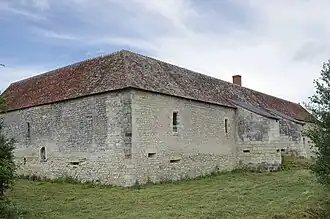 Canonnières dans les murs.