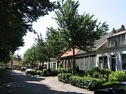 Maisons sur la place du village.