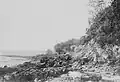 La côte entre le Cap Coz et Beg Meil près du château de Bot-Conan au début du XXe&nbsp;siècle.