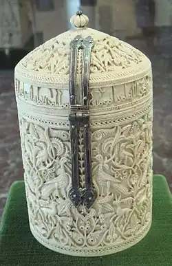 Pyxide de Zamora, hauteur : 17,7&nbsp;cm, diamètre : 11&nbsp;cm, ivoire et nielle (daté 964), califat de Cordoue, Musée archéologique national de Madrid.