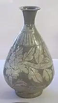 Flacon à alcool punch'ong au décor de pivoines. XVe – XVIe&nbsp;siècle. Décor incisé et champlevé sous glaçure céladon, H. 25 cm. Musée Guimet.
