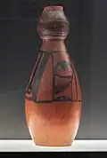 Bouteille aux motifs abstraits. Gansu, Henan ou Shaanxi. Phase Banpo. Terre cuite peinte en noir, H. 50&nbsp;cm. env. Museum Rietberg, Zurich