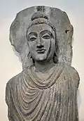 Grand Bouddha debout. Schiste. Gandhara. Fin du Ier&nbsp;siècle. Musées royaux d'art et d'histoire de Bruxelles, jubilee Park, Bruxelles.