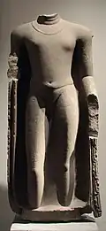 Bouddha. Sarnath. Époque Gupta, fin du Ve siècle. Grès beige. H. 98 L. 44 cm. Musée Guimet.