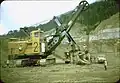 Pelle à la mine de Panguna en cours d'entretien, œuvrant à l'enlèvement des morts-terrains, vers 1971.
