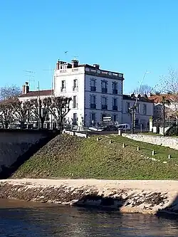 Maison située au n°1 boulevard Ferdinand-de-Candau, à l'angle du quai Silguy.