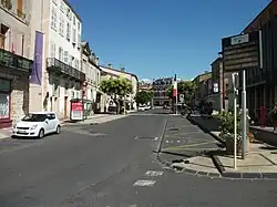 Le boulevard du Jeu de Paume passe au centre de la commune