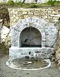 La source des ursulines, au bord de la départementale.