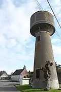 Mondétour, château d'eau (1934) et chapelle Notre-Dame-du-Bon-Raisin.