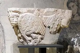 Fragment de chapiteau roman : animal à tête de lion et corps de cheval.