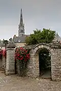 L'église, vue depuis la mairie face nord.