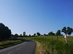 Bourg de Couesmes vu de la route de Vaucé.