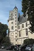 Située du côté de la basse ville, la tour de la chaussée fait l'objet d'une restauration quasiment intégrale depuis février 2025.