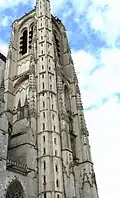Tour nord reconstruite au XVIe&nbsp;siècle.