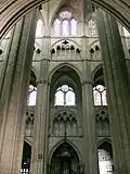Élévation de la nef. On peut voir l'alternance des piles fortes et des piles faibles dans la nef centrale.
