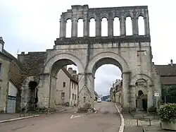 Porte d'Arroux vue de l'extérieur de la ville.