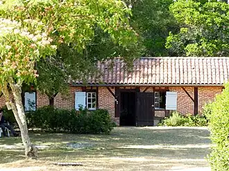Accueil, dans une maison landaise en briquettes.