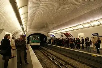 Vue des quais en 2011 avec l'entrée de la rame MF 67 no&nbsp;073, dite « Bonbonnière ».