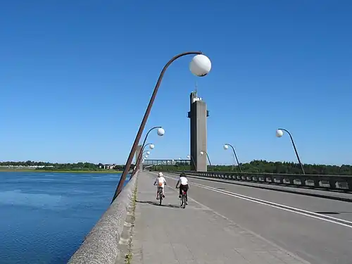 Le barrage de la Plate-taille et sa tour d'observation.