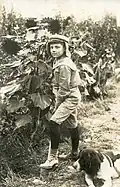 Jeune garçon au jardin.