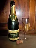 Bouteille et verre de crémant d'Alsace.