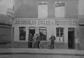 La boutique des Cornu père et fils, rue de la Gare à Lisieux au début du XXe&nbsp;siècle.