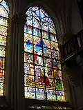 L'évêque Guérin montrant l'arrivée des ennemis, avant la bataille, le 27 juillet 1214. (Vitrail 2 de l'église Saint-Pierre)