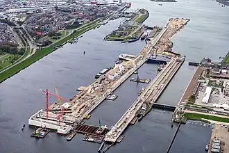 Zeesluis IJmuiden, la plus grande écluse du monde  (encore en construction en 2021).