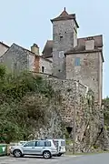Manoir surplombant la route principale de Bouziès-Bas.