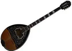 Instrument à 4 cordes noir et marron avec une caisse piriforme.