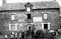 Le commerce du bourg au début du XXe&nbsp;siècle (carte postale).
