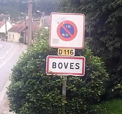 Panneau à l'entrée de la localité, sur la route d'Amiens.
