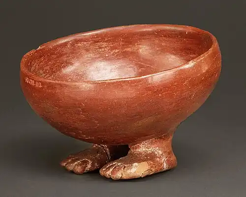 Naqada, vase en céramique avec pieds(Metropolitan Museum of Art).