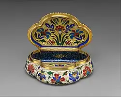 Boîte, c. 1875, émail et or, MET.