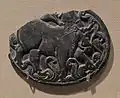 Couvercle de boîte avec un taureau.Gandhara. Ve – VIe&nbsp;siècle. Schiste brun grenu, H. 7&nbsp;cm. Met.