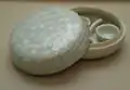 Boîte de porcelaine qingbai, décor médaillons de fleurs