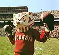 « Bucky Badger » portant des gants de boxe en 1965.