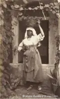 Italienne portant un panier sur la tête.