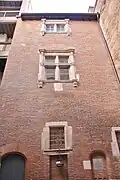 Façade aux fenêtres Renaissance.