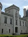 Tour carrée néogothique.