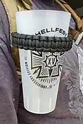 Cobra utilisé comme porte-gobelet
