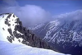 Braeriach vu de Sgor Gaoith, à travers Glen Einich.