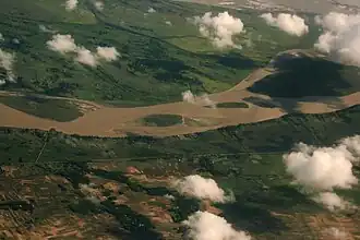 La vallée d'Assam est creusée par l'imposant Brahmapoutre. La vie est encore aujourd'hui largement régie par les caprices du fleuve.