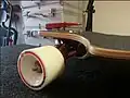 Pédale de frein sur une longboard.