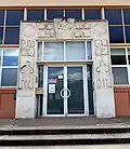 La porte de l'entrée de l'école élémentaire de Bram, signée Yvonne Gisclard-Cau et Paul Manaut.