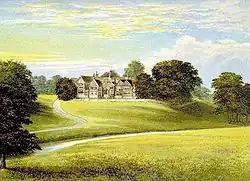Bramall Hall au sommet d'une colline environnée d'arbres dans un parc.